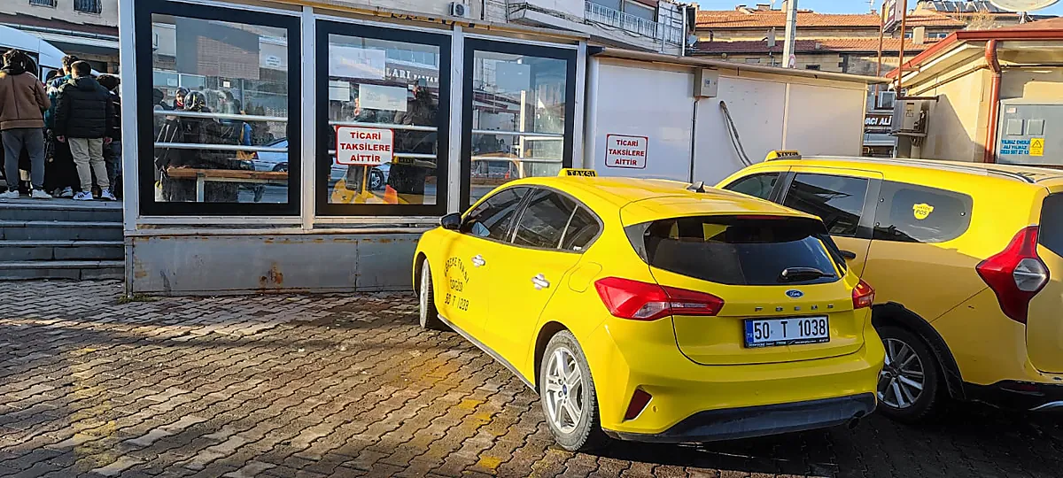 Kapadokya peri bacalari manzarasinda taksi transfer hizmeti